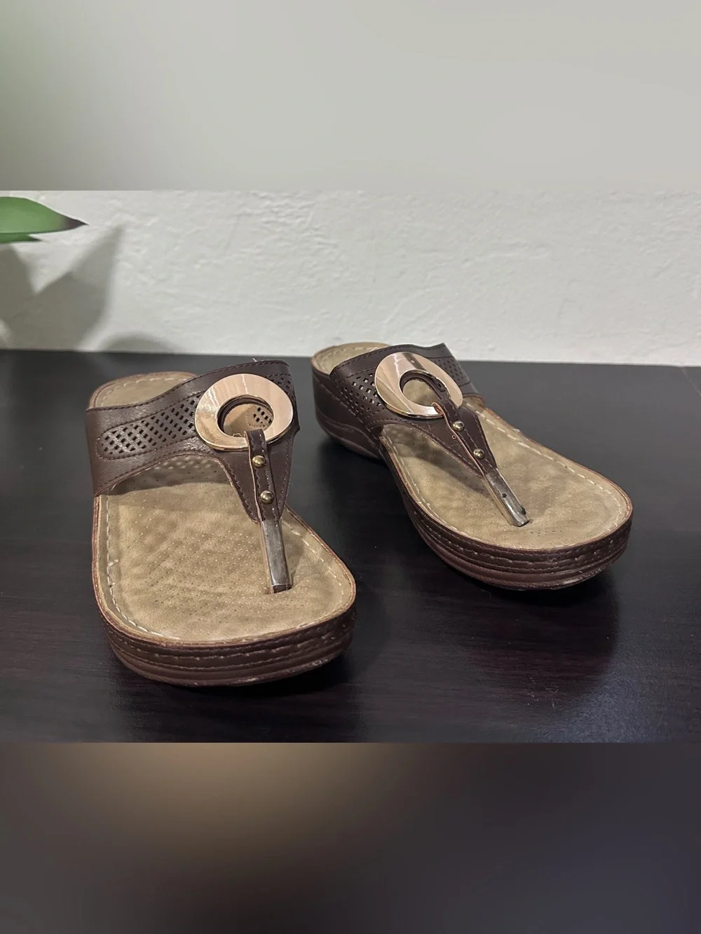 Women’s Brown Gold Toe Ring Comfort Sandals Size 7